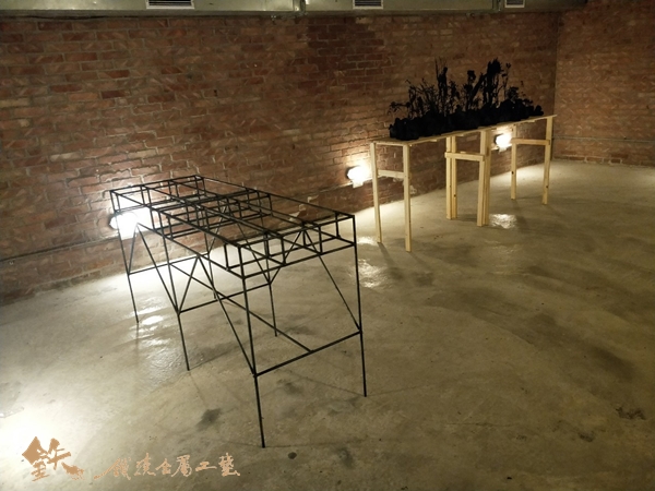 海外藝術工作者委託,特殊造型鐵件展桌,竹節鋼筋與冰雕結合