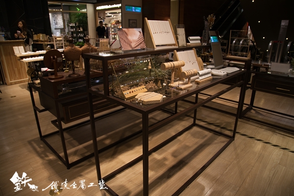 鐵工訂做-梯形商品展列桌-烤漆鐵腳玻璃層板桌