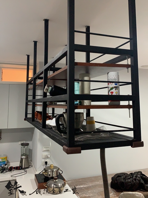 廚房吧檯吊架-裝潢鐵工吊架-金屬吊架離地懸空的空間美感